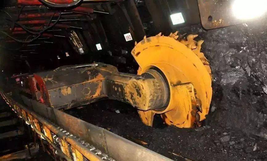 智能装备技术:智能矿用提升机如何让矿井运行更安全高效,告别传统风险 智能装备技术:智能矿用提升机如何让矿井运行更安全高效,告别传统风险