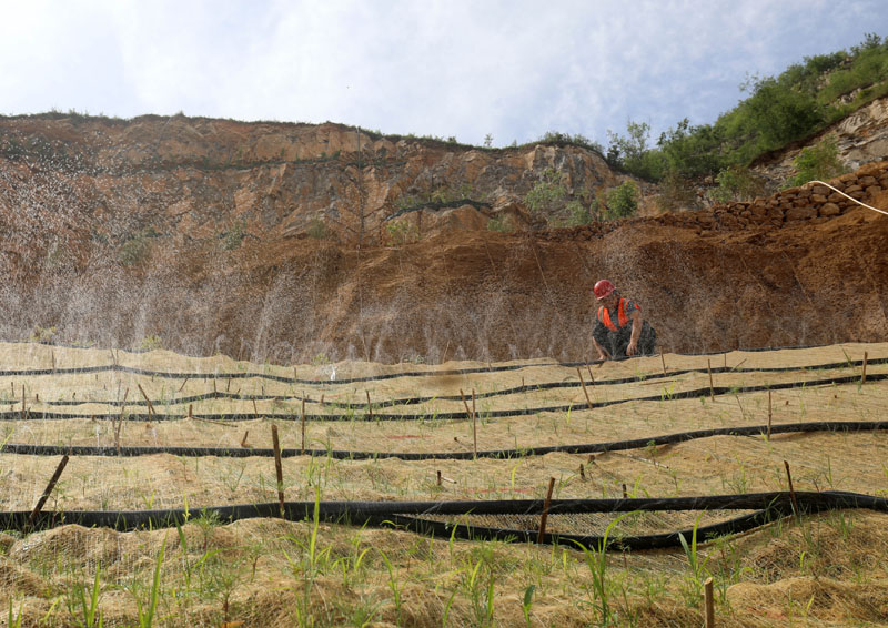 矿山知识库:保水土壤改良 - 让废弃矿区重获生机,告别干裂扬尘烦恼 矿山知识库:保水土壤改良 - 让废弃矿区重获生机,告别干裂扬尘烦恼