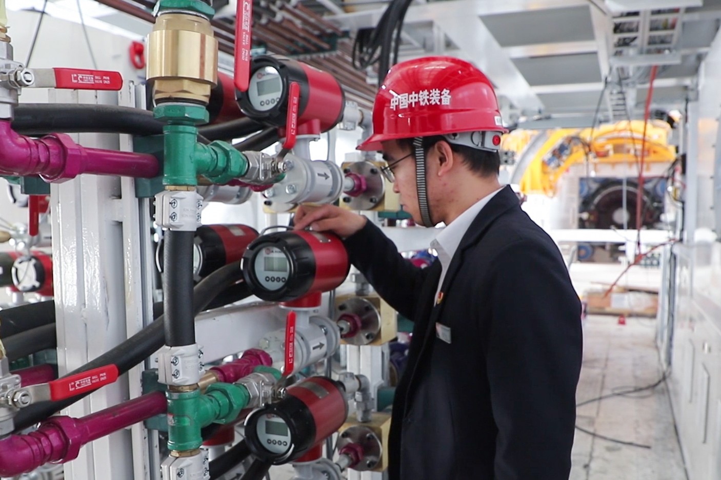 智能装备技术:掘进机导向系统如何实现地下毫米级精准导航,提升施工效率与安全 智能装备技术:掘进机导向系统如何实现地下毫米级精准导航,提升施工效率与安全