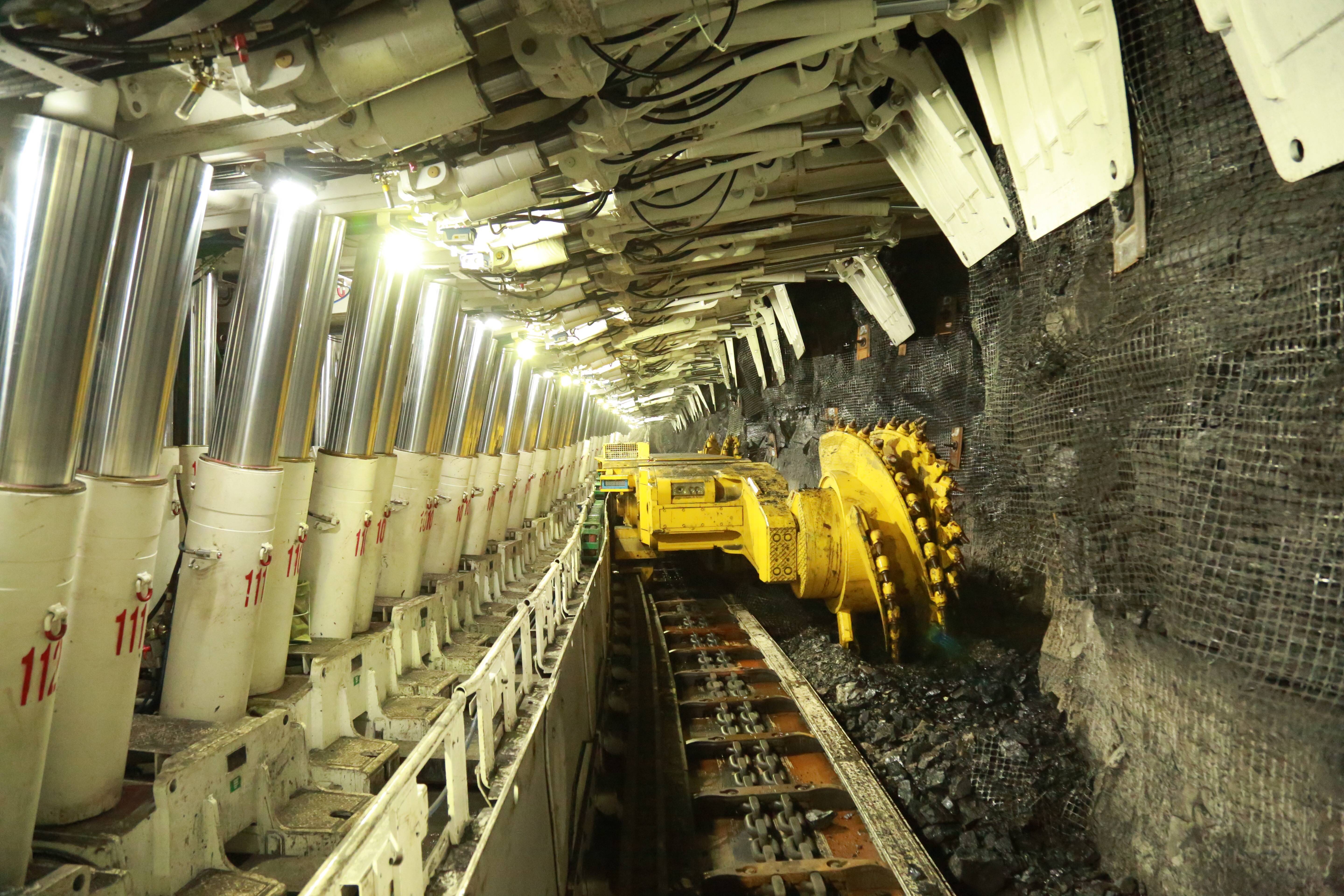 晋矿智造研:综采协同调整技术如何让煤矿开采更安全高效 晋矿智造研:综采协同调整技术如何让煤矿开采更安全高效